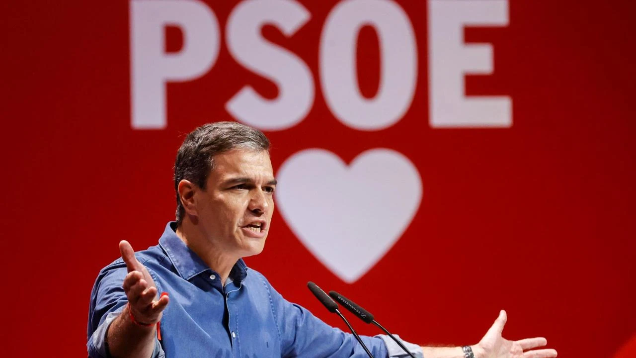 “Verrà il momento in cui la gente vorrà impiccarlo per i piedi”: in Spagna bufera sul leader della destra per la frase contro il premier Sànchez