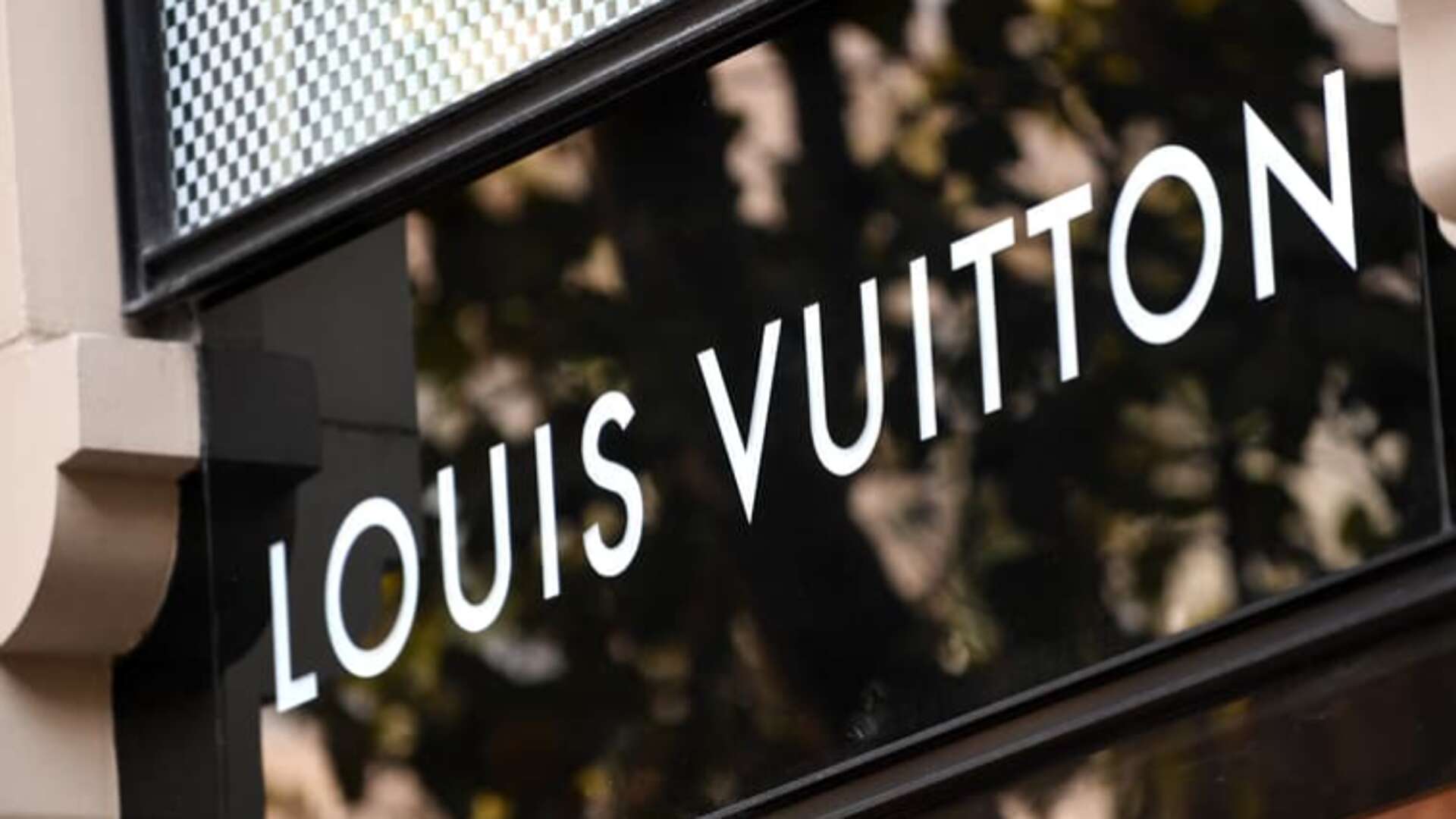 Parigi, furto da film alla boutique di Louis Vuitton: sfondano la vetrina con l’auto e fuggono col bottino