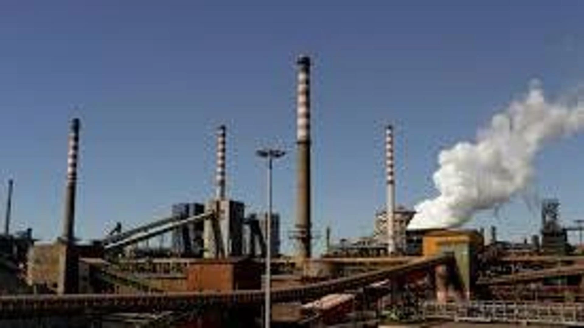L’annuncio di Urso: “C’è l’ok all’Aia per l’ex Ilva, l’impianto di Taranto è salvo”