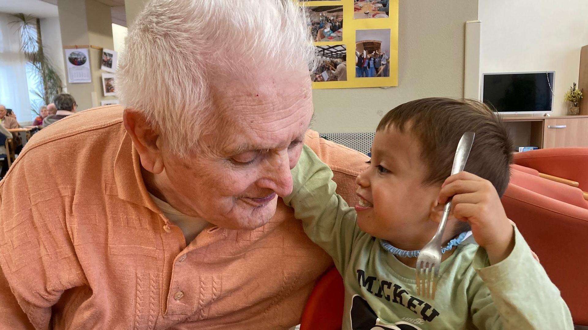 Un po’ ospizio, un po’ asilo nido: la casa comune di anziani e bambini che fa bene a tutti