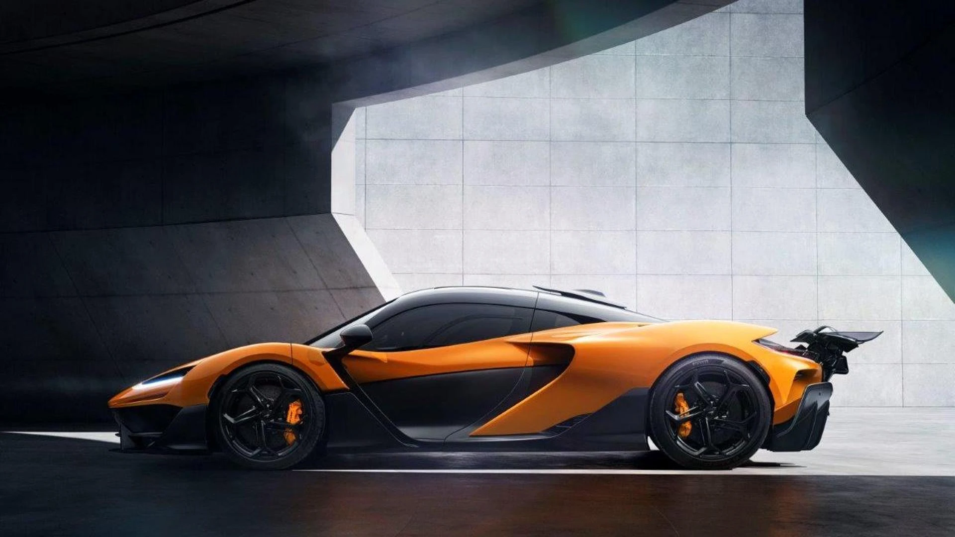 Pirelli, che idea: per la McLaren W1 pneumatici fatti al 50% con materiali riciclati