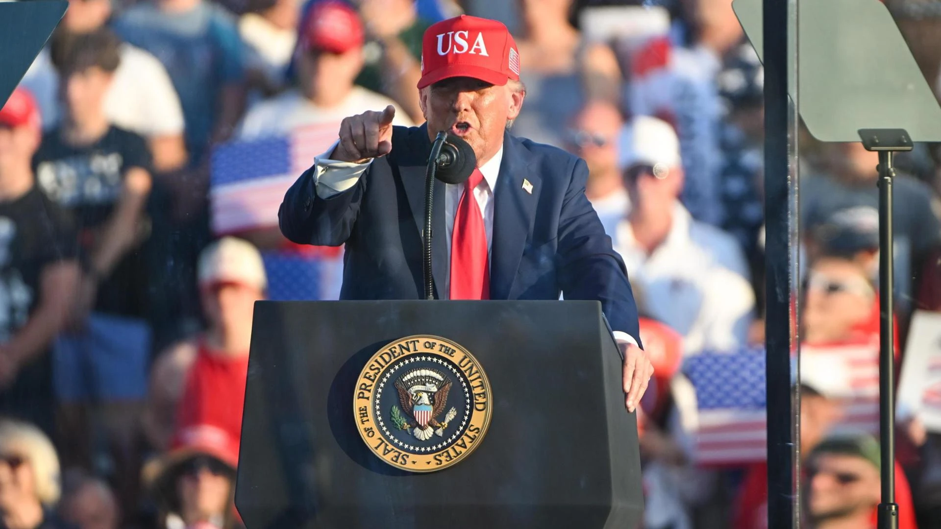 Dazi, Trump: “Entro lunedì manderò 12 lettere”. E minaccia per alcuni Paesi tariffe del 70%