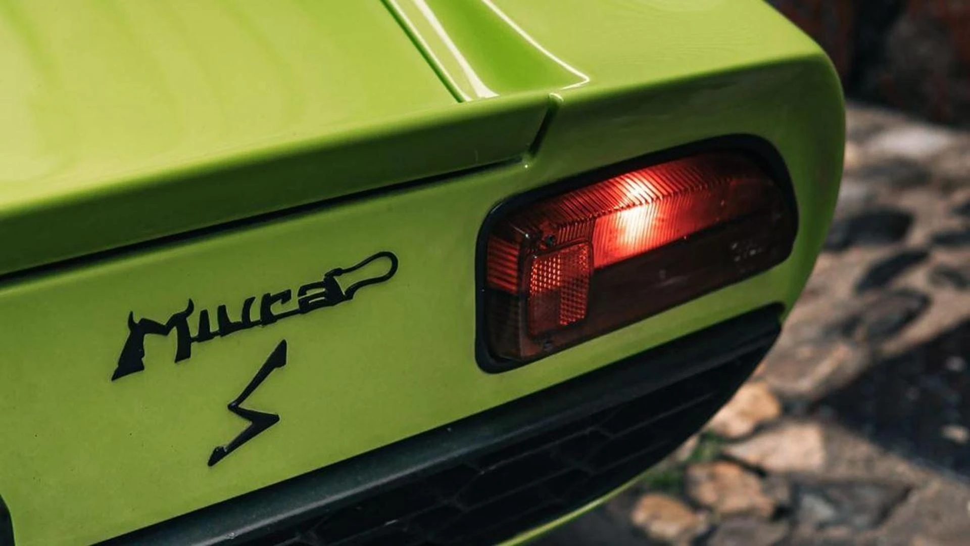 Dal “Verde Scandal” della Miura a “Bianco Santarellina” della 500: il genio cromatico delle auto
