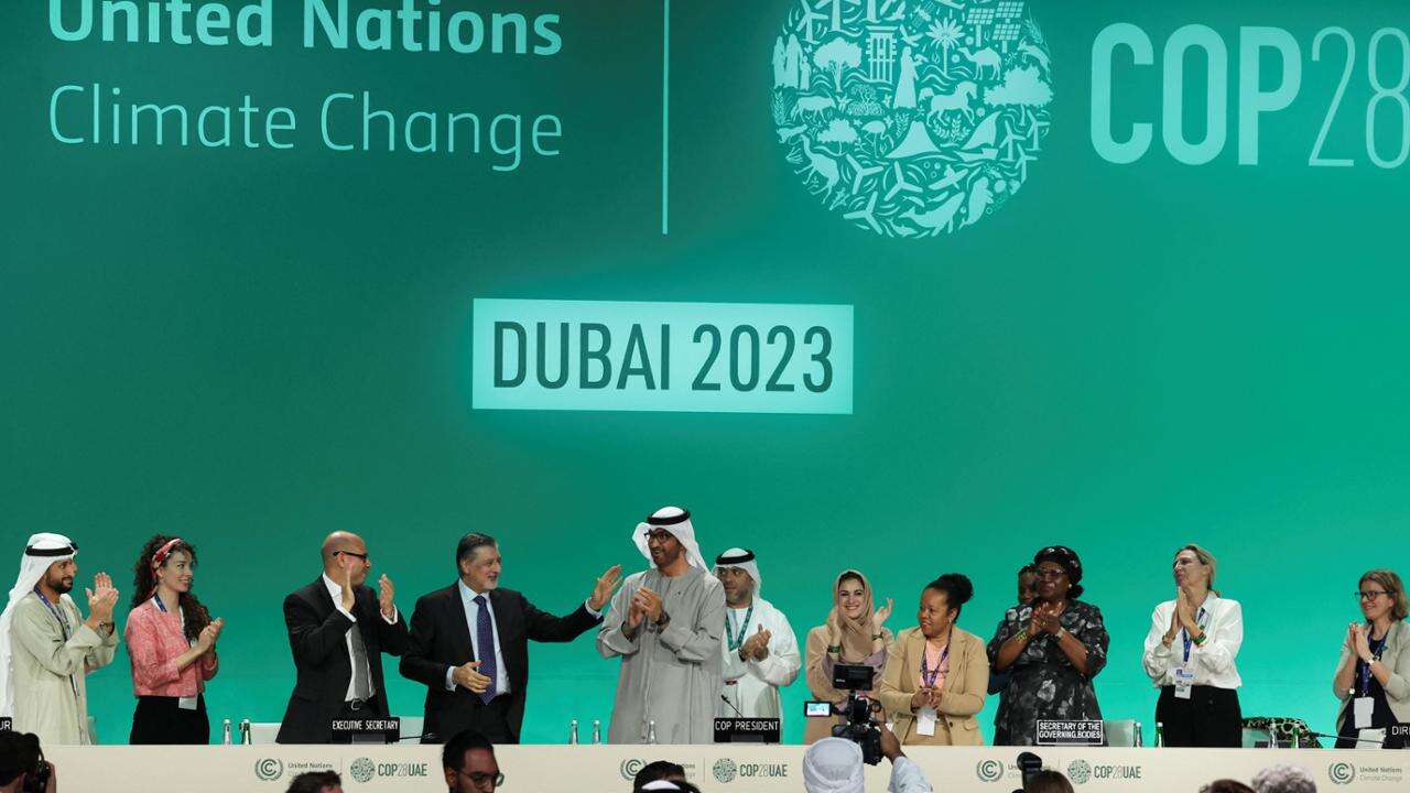 Cop28, approvato l’accordo per “transitare fuori” dai combustibili fossili entro il 2050