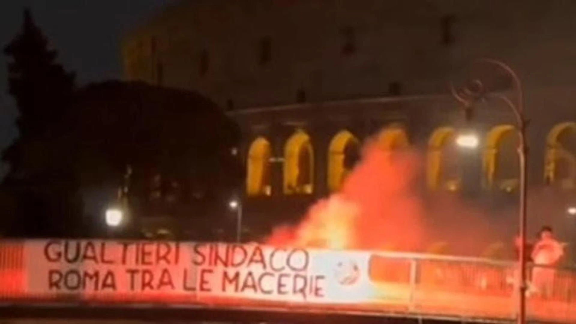 Striscione dell’estrema destra contro Gualtieri davanti al Colosseo: “Roma tra le macerie”