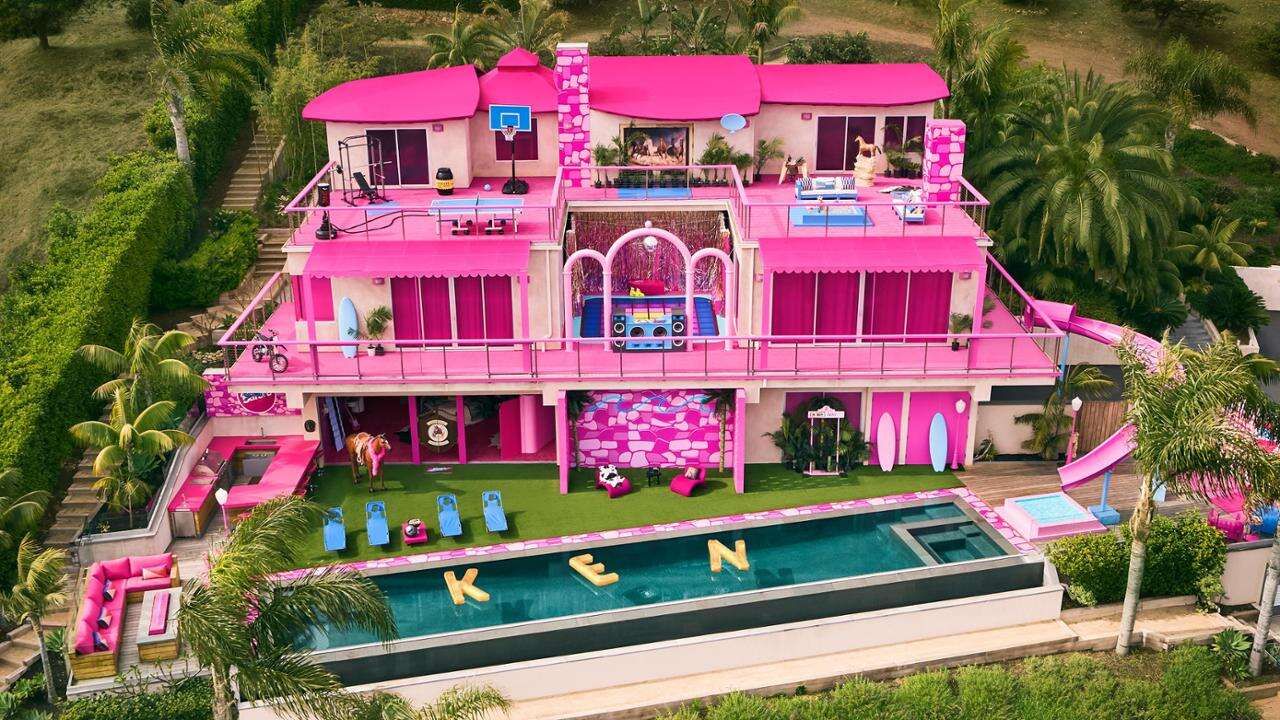 Chi vuole dormire a casa di Barbie e Ken? A Malibù apre una Casa dei sogni tutta rosa