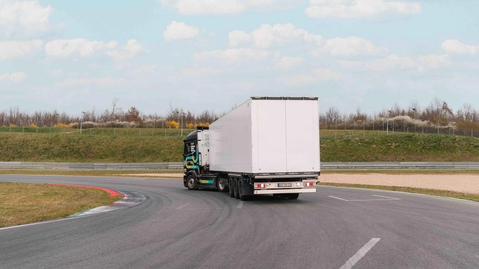 L'eActros verso il Guinness, un ufficiale guiderà 100 km in retromarcia