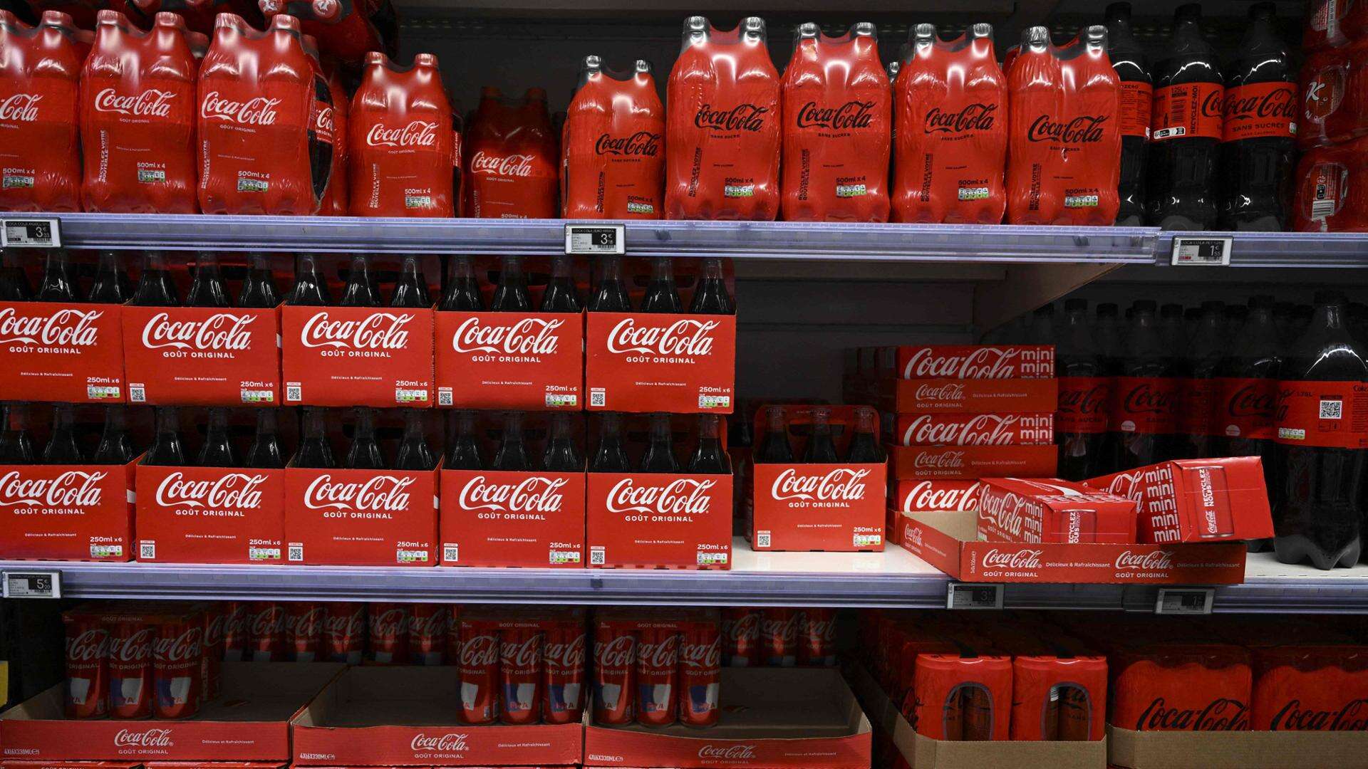 Coca Cola richiama migliaia di lattine e bottiglie in Europa, dalla Fanta alla Sprite: “Sono piene di clorato”