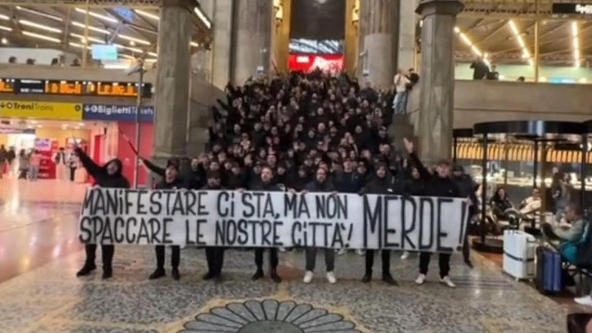 La Juve condanna i saluti romani degli ultrà bianconeri alla Stazione Centrale di Milano