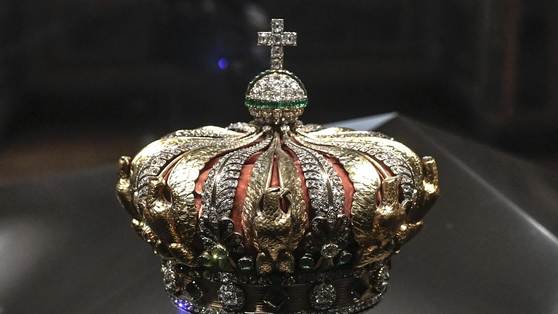 Furto al Louvre, i gioielli storici valgono 88 milioni di euro: “I ladri non otterranno quei soldi”