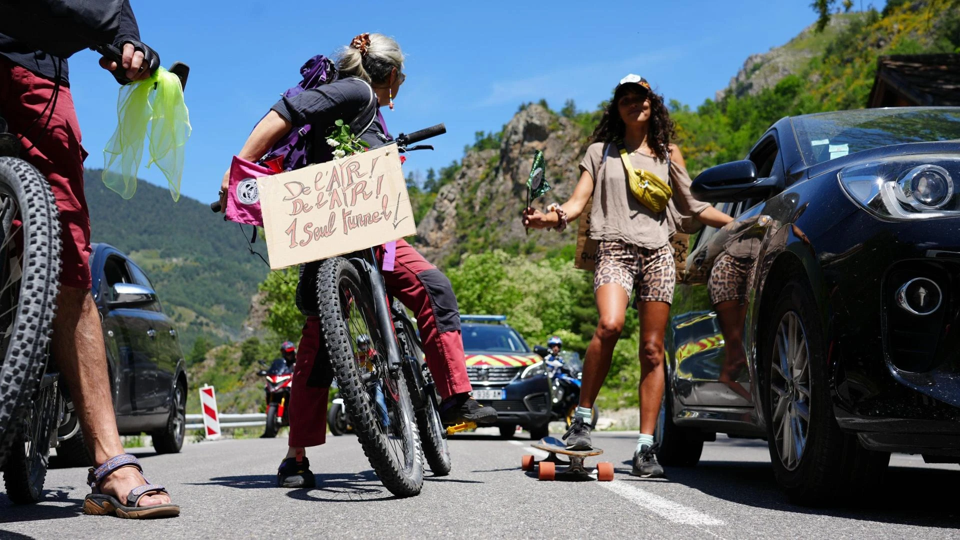 Gli ecologisti francesi: il traffico soffoca la val Roya. E Rixi a sorpresa: bici nel vecchio tunnel