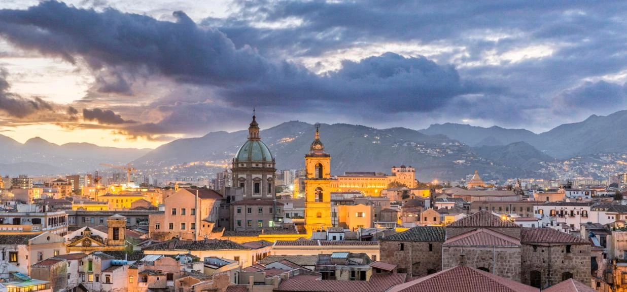 Palermo, una intera palazzina allacciata abusivamente alla rete elettrica: tutti denunciati