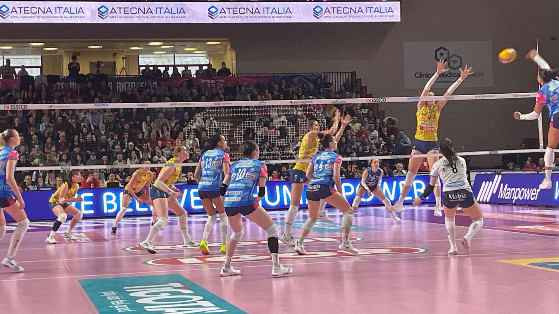 Volley femminile, La Igor Novara lotta ma si arrende a Conegliano (2-3)