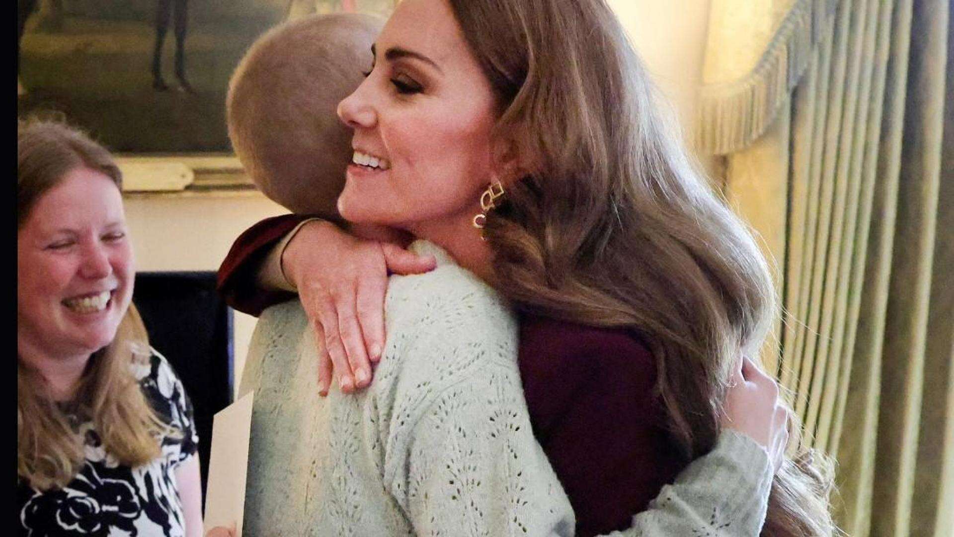 Kate Middleton torna a lavoro, l’abbraccio a Windor con una fotografa malata di cancro emoziona e diventa virale