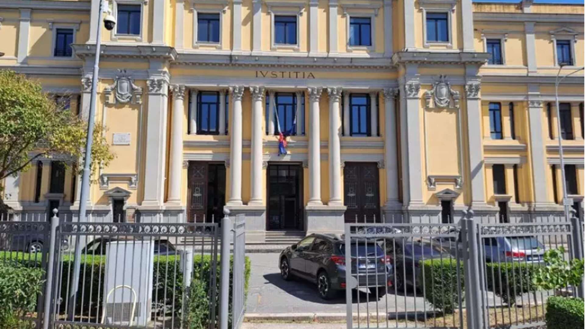 Preside e prof cambiavano di nascosto i voti sul registro: scandalo nel migliore liceo della Calabria