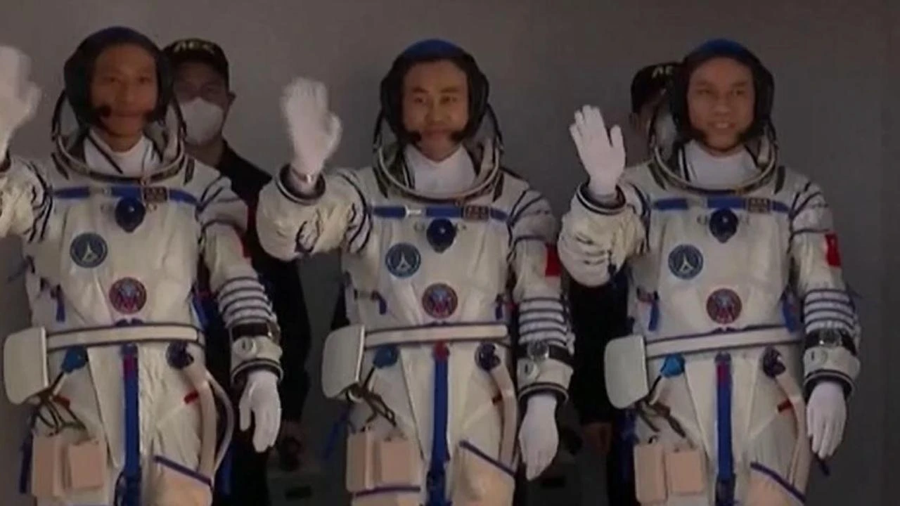 Pechino lancia la Shenzhou-17: partita la missione spaziale con tre astronauti, l’equipaggio cinese più giovane di sempre