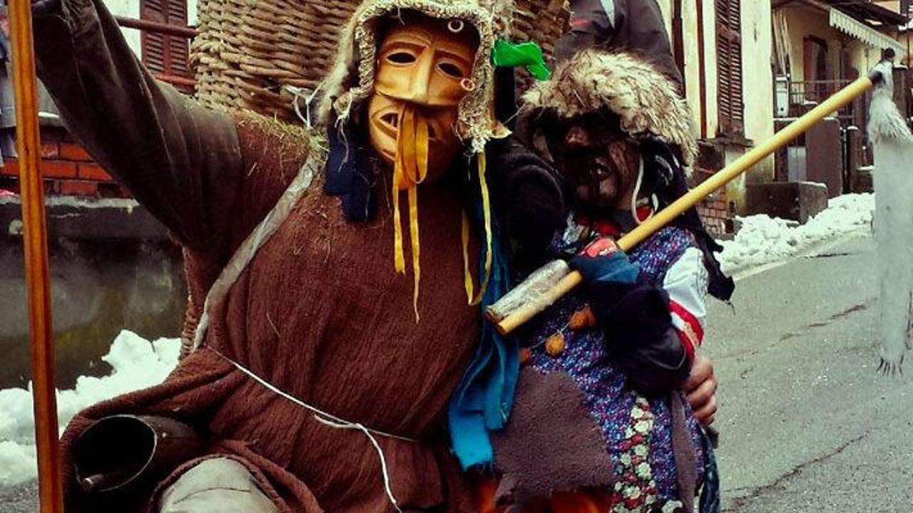 I belli e i brutti del Carnevale di Schignano, nella valle dei mitici Spalloni a cui è dedicato un museo