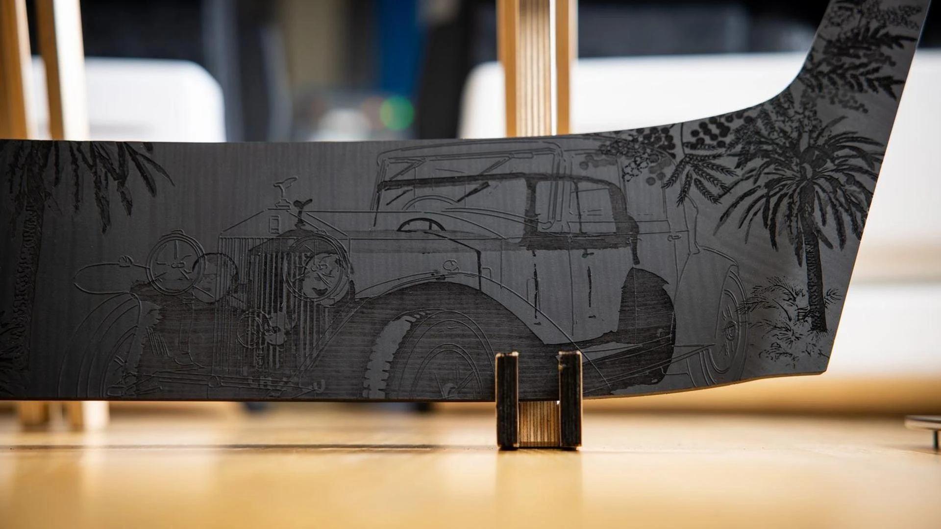 Rolls-Royce porta la lavorazione del legno diventa pura arte