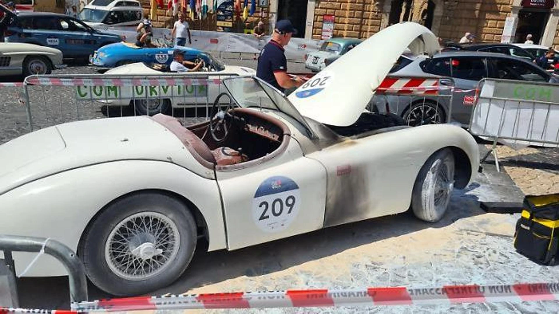 Si accende la 1000 Miglia, in tutti i sensi: prende fuoco una Jaguar XK 120 a Orvieto