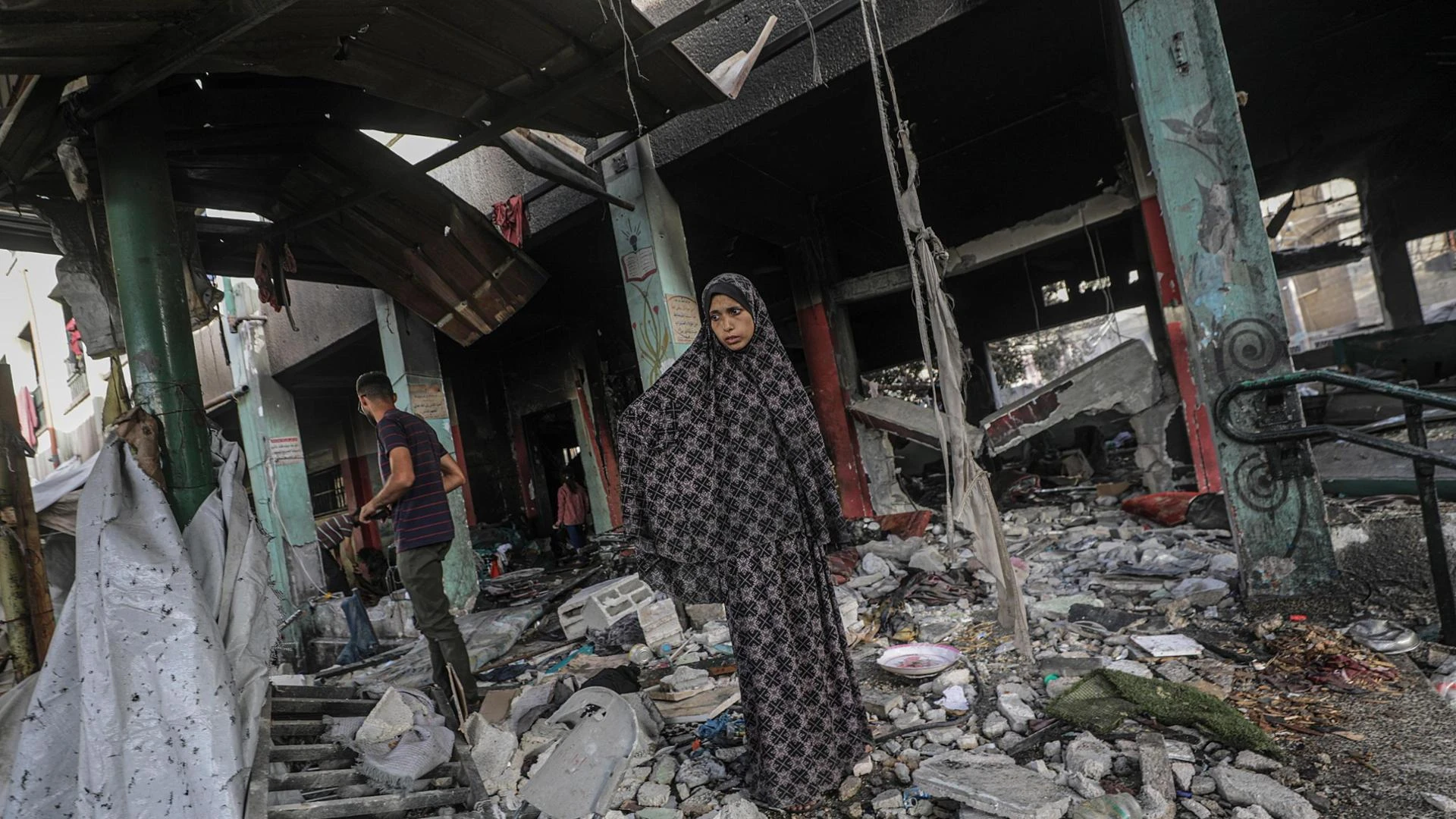 Raid su scuola a Gaza, 36 morti tra i civili. Witkoff vuole l'intesa. Escalation a Khan Younis
