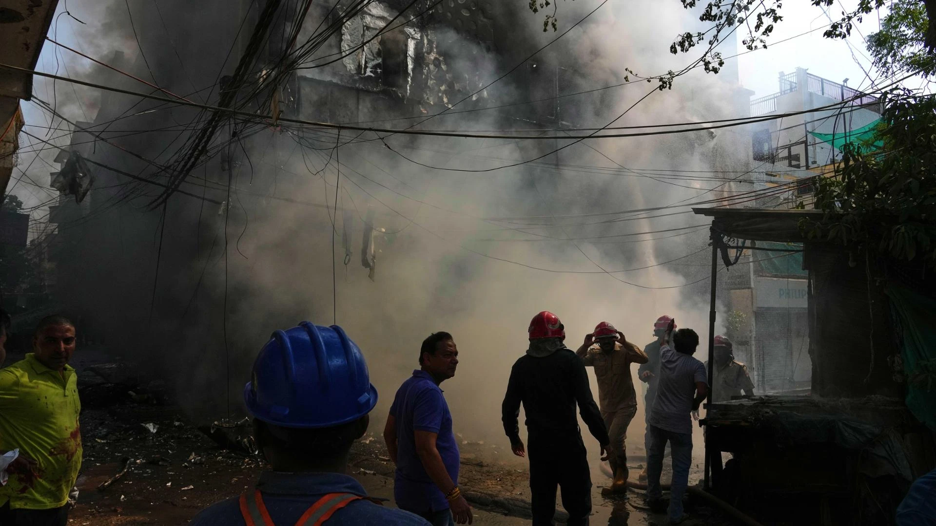 India, in fiamme un palazzo a Nuova Delhi. Almeno 21 morti
