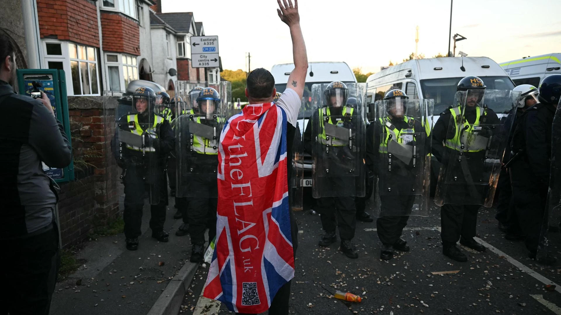 18enne ucciso a Southampton, due arresti dopo gli scontri tra “white lives matter” e polizia