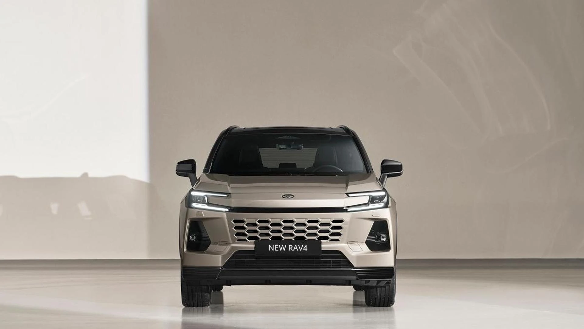 Nuovo Toyota RAV4 Hybrid, fuoco alle polveri