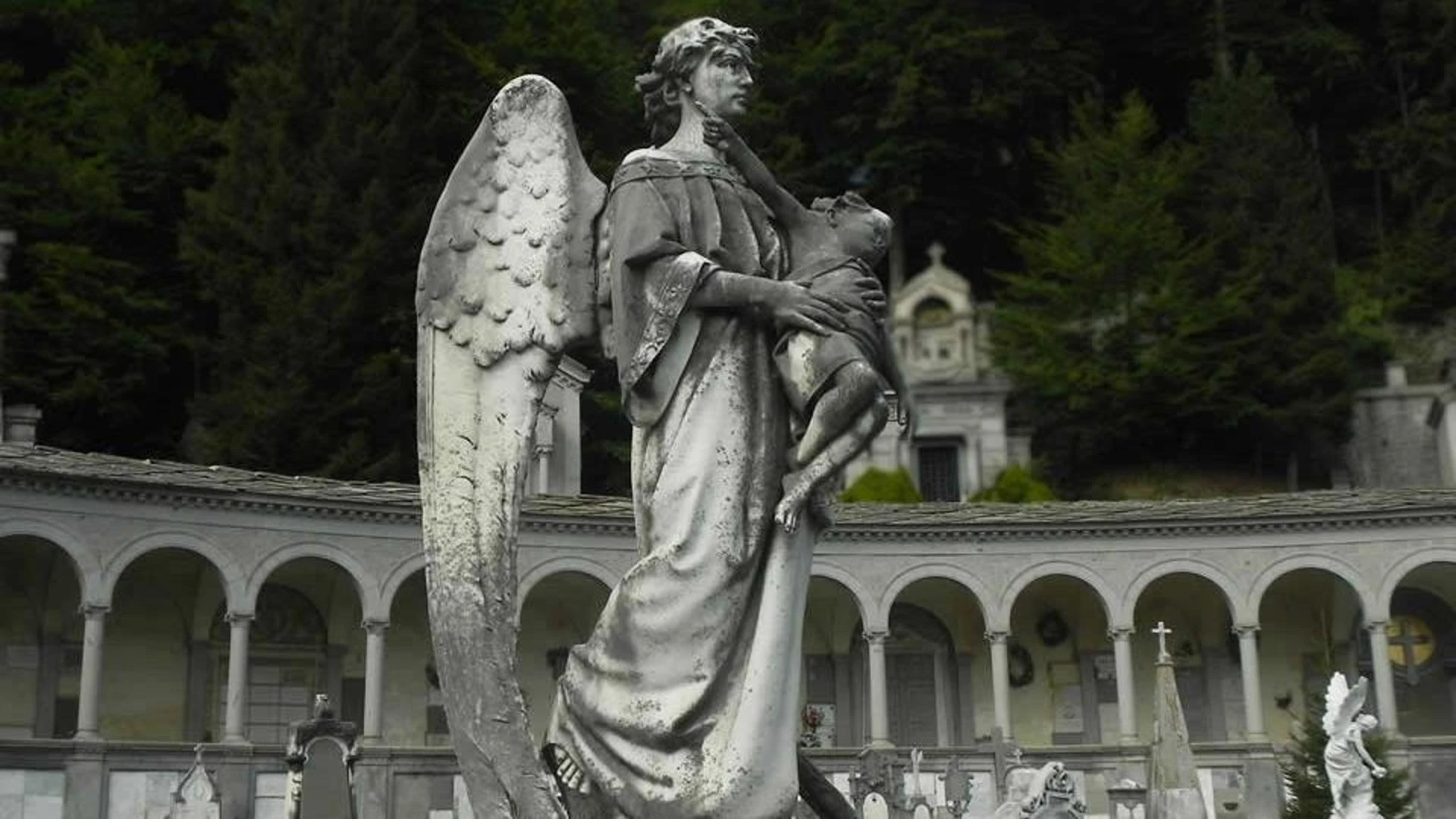 Non c’è la ditta per la tumulazione, la famiglia costretta a seppellire il proprio caro da sola