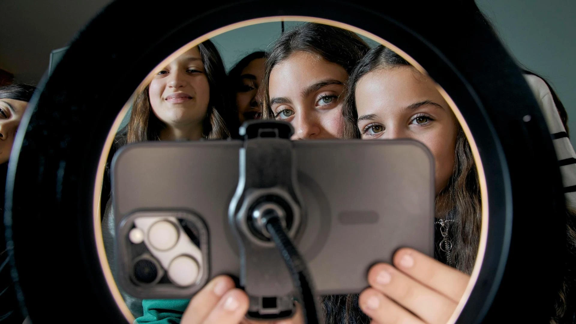 La proposta di legge di Avs: “Vietiamo i social sotto i 16 anni, è un problema di salute pubblica”