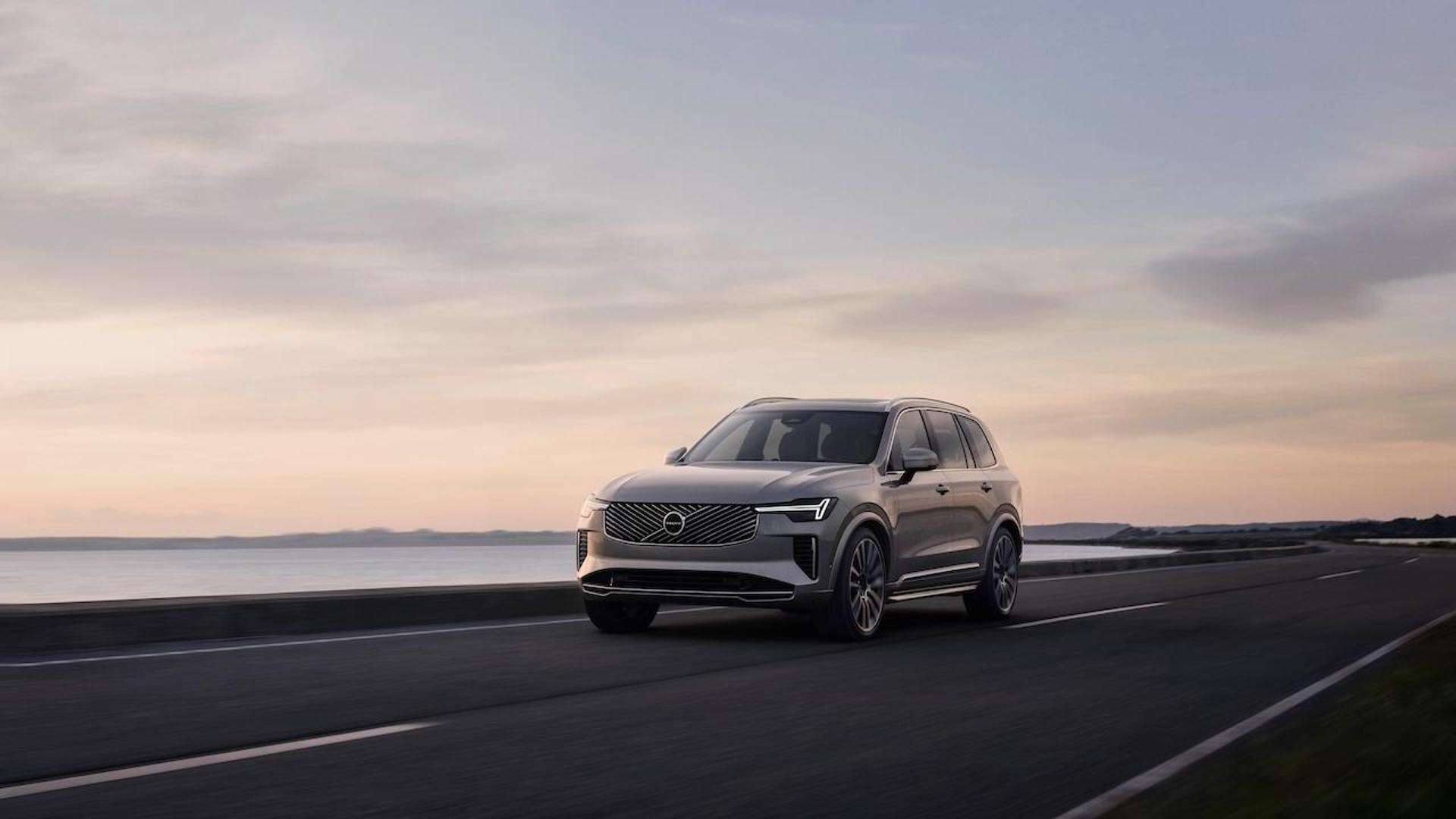 Volvo XC90, lifting e nuove tecnologie rilanciano il grosso Suv svedese