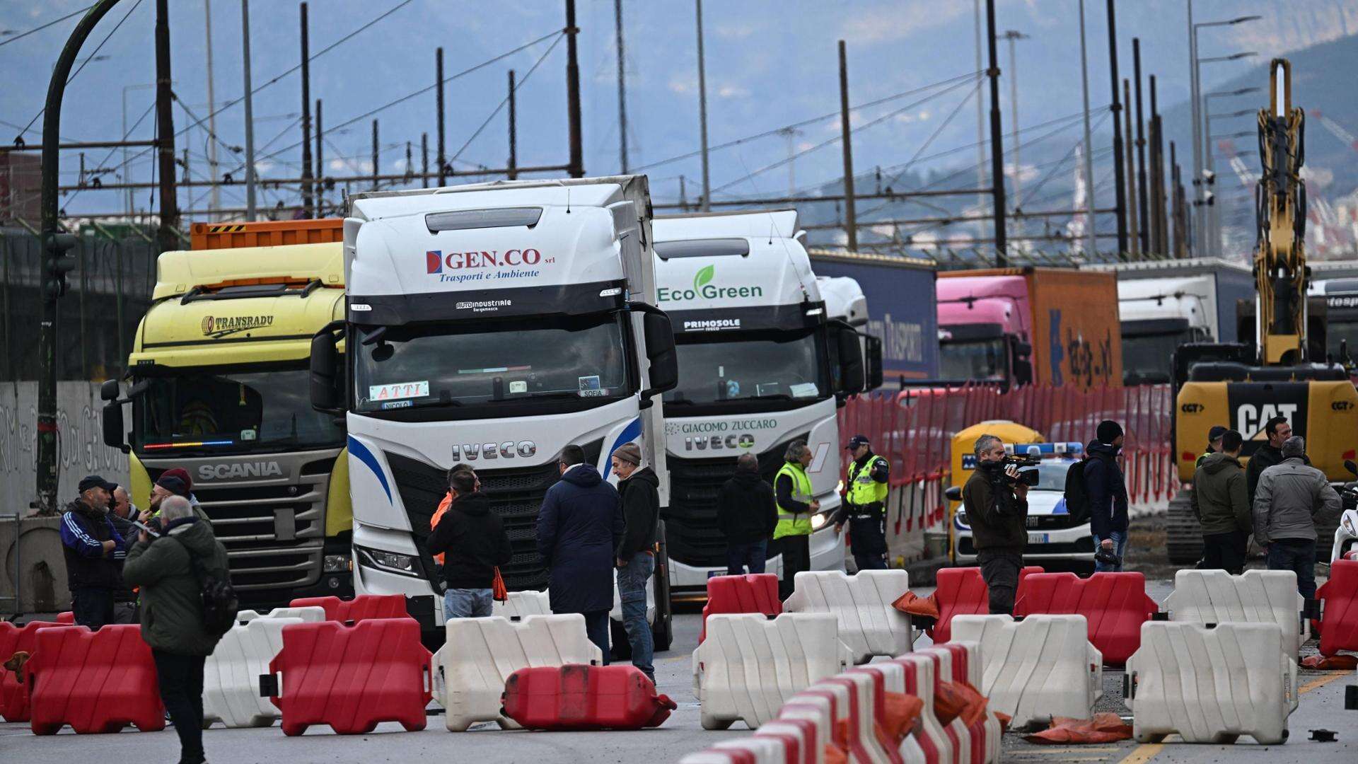 Operaio morto al porto di Genova, la rabbia dei lavoratori: “Ci siamo rotti, non puoi uscire di casa e non tornare più dalla famiglia”