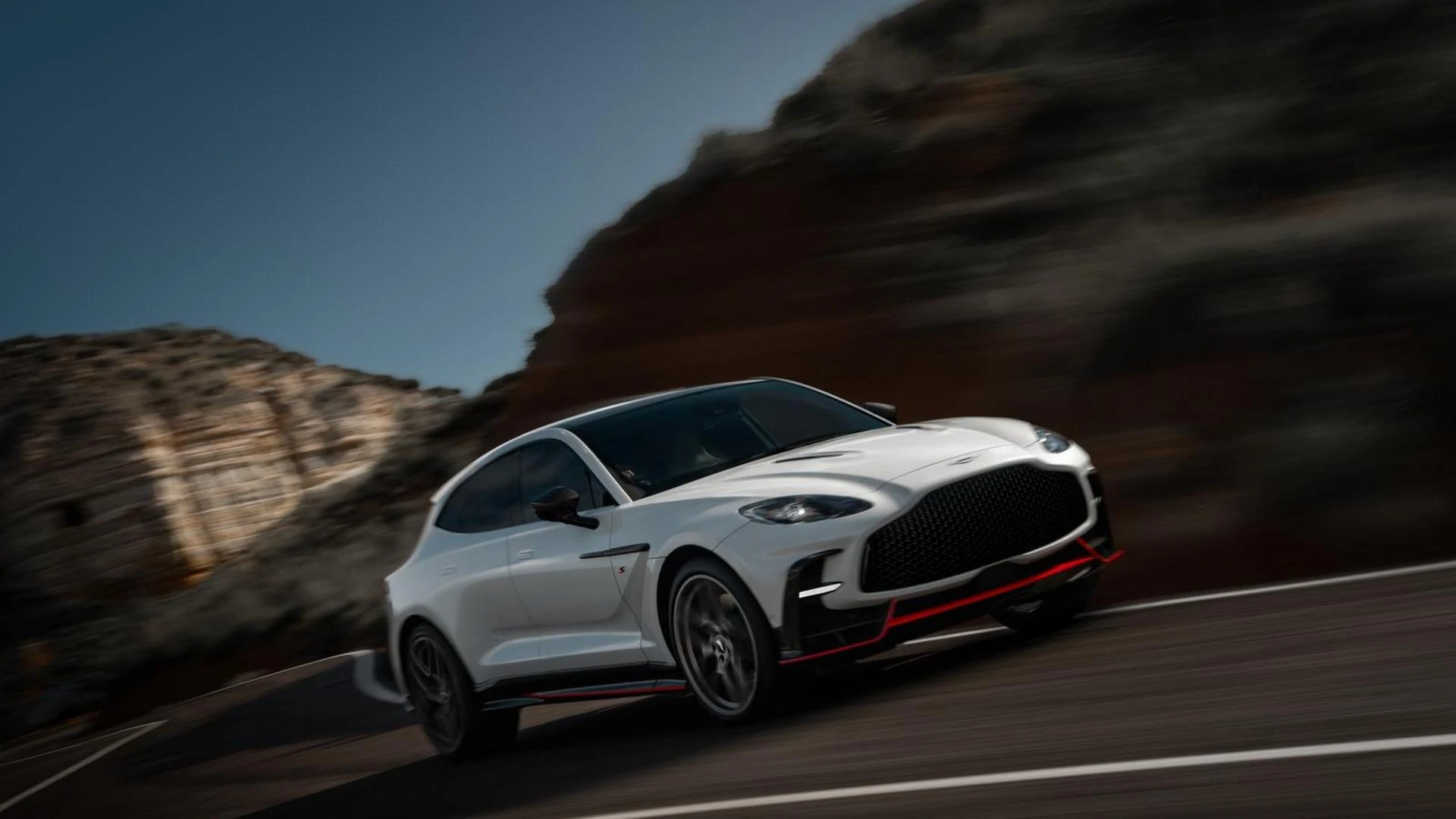 Aston Martin DBX S, aumentano potenza, leggerezza e lusso