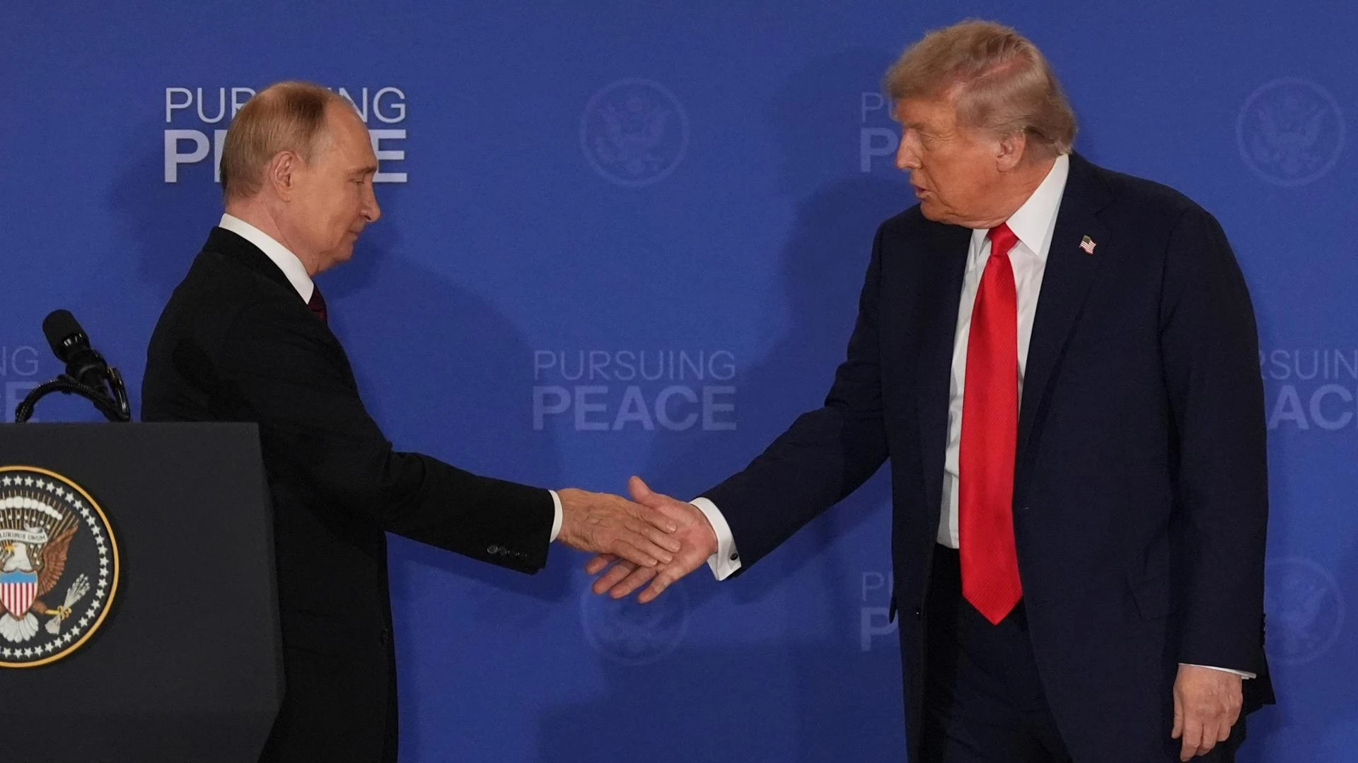 Trump-Putin, tappeto rosso e strette di mano: ma l’accordo sull’Ucraina non c’è