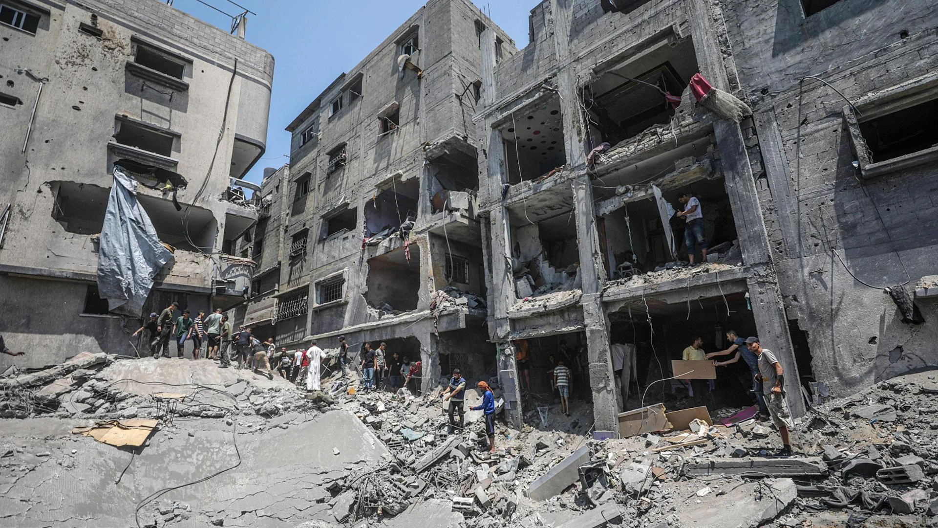 Il massacro di Gaza City, Hamas pubblica la foto di un ostaggio: “Non tornerà vivo”