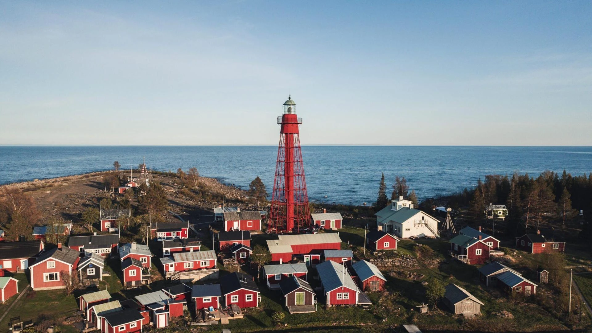 Svezia, 150 barili di feci umane nel resort più ecologico del mondo. Albergatori falliti in fuga