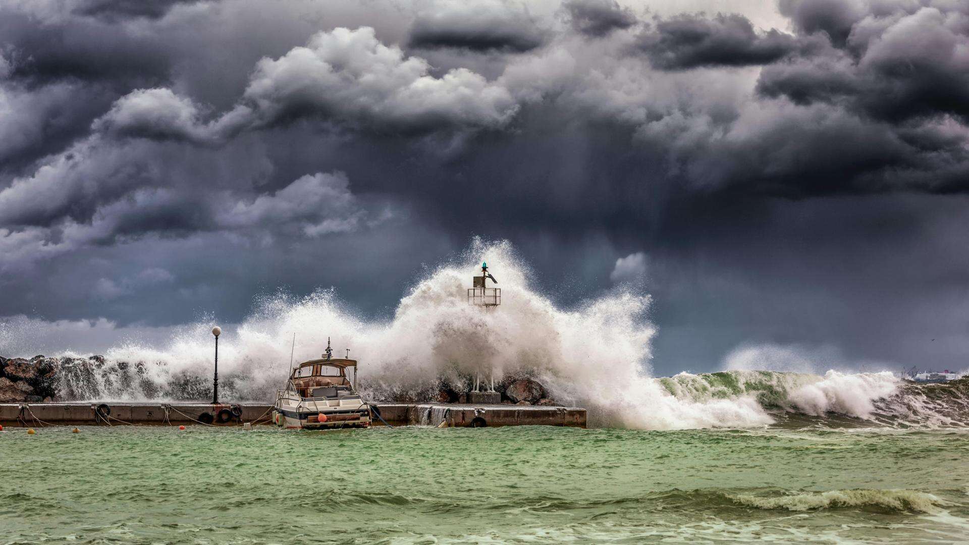 In arrivo la “tempesta perfetta” sull’Italia, neve in pianura e mareggiate con onde fino a 7 metri: ecco dove colpirà