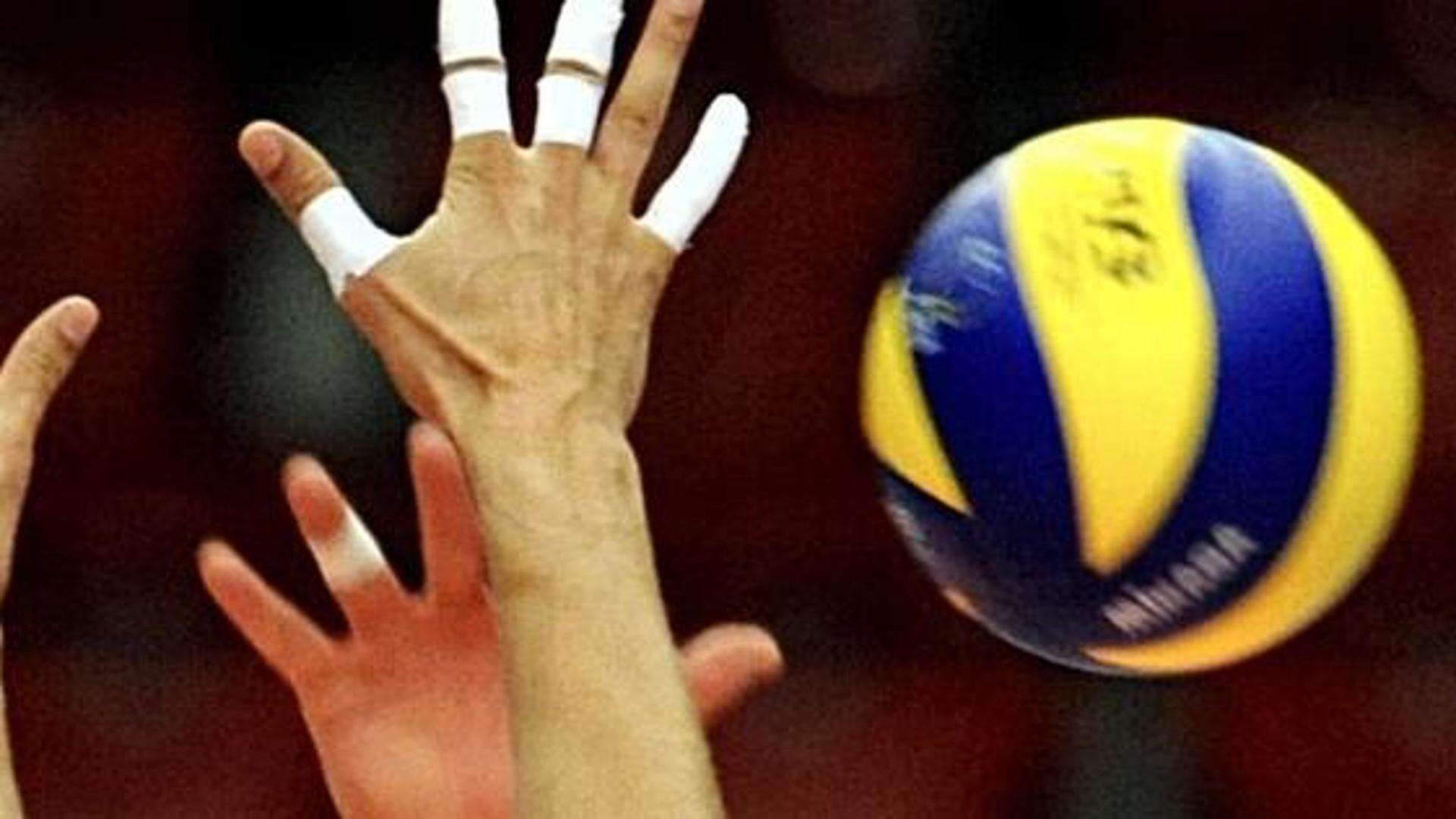 Accusato di palpeggiare le sue giocatrici minorenni, arrestato un allenatore di pallavolo a Varese