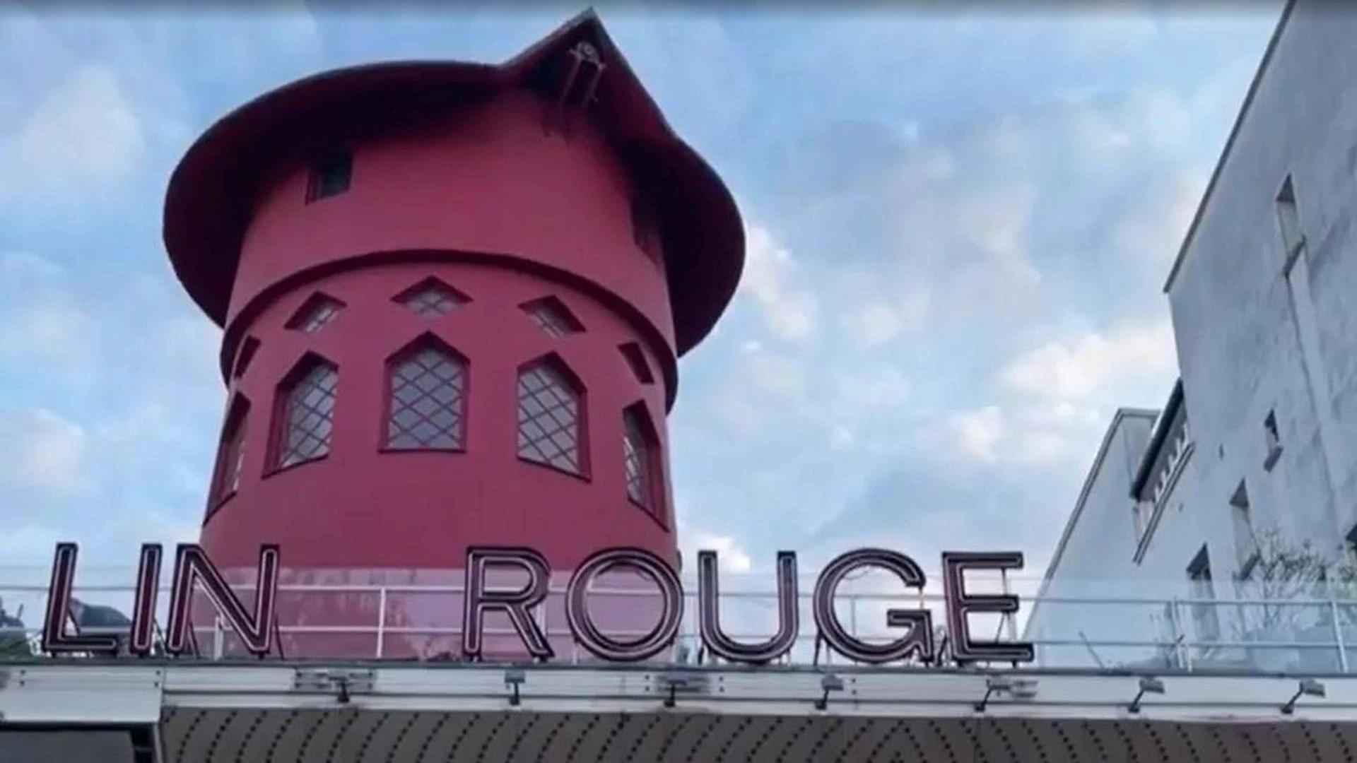 Il gran ritorno del Moulin Rouge: le pale riprendono a girare a più di un anno dal loro crollo