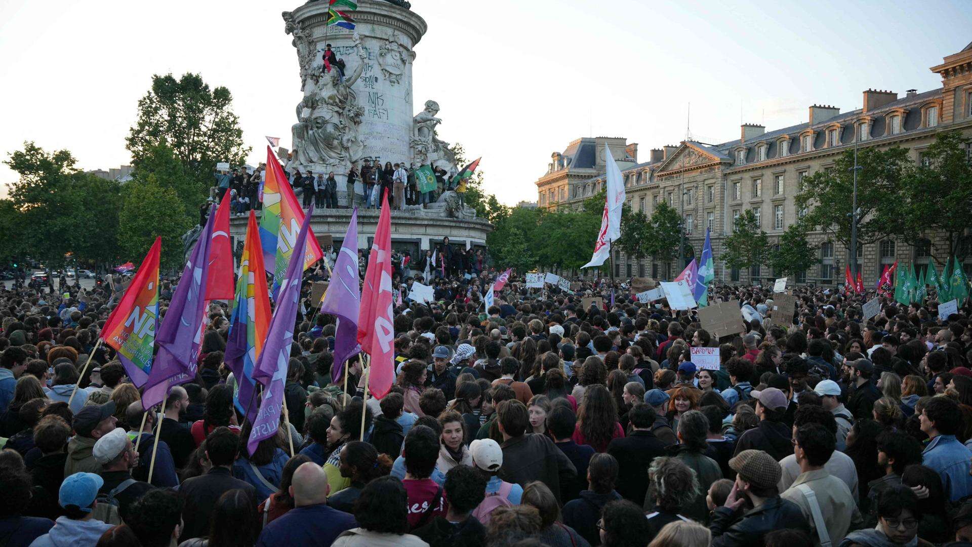 Proteste in tutta la Francia contro l'estrema destra nazionalista di Rassemblement National, in migliaia a Parigi