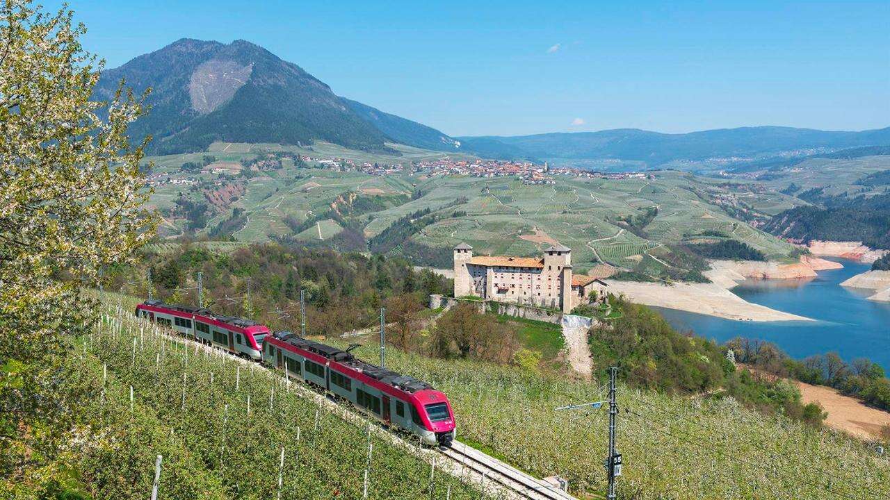 Tra vallate e castelli in trenino in Trentino. E per il 2 giugno si rende omaggio a De Gasperi