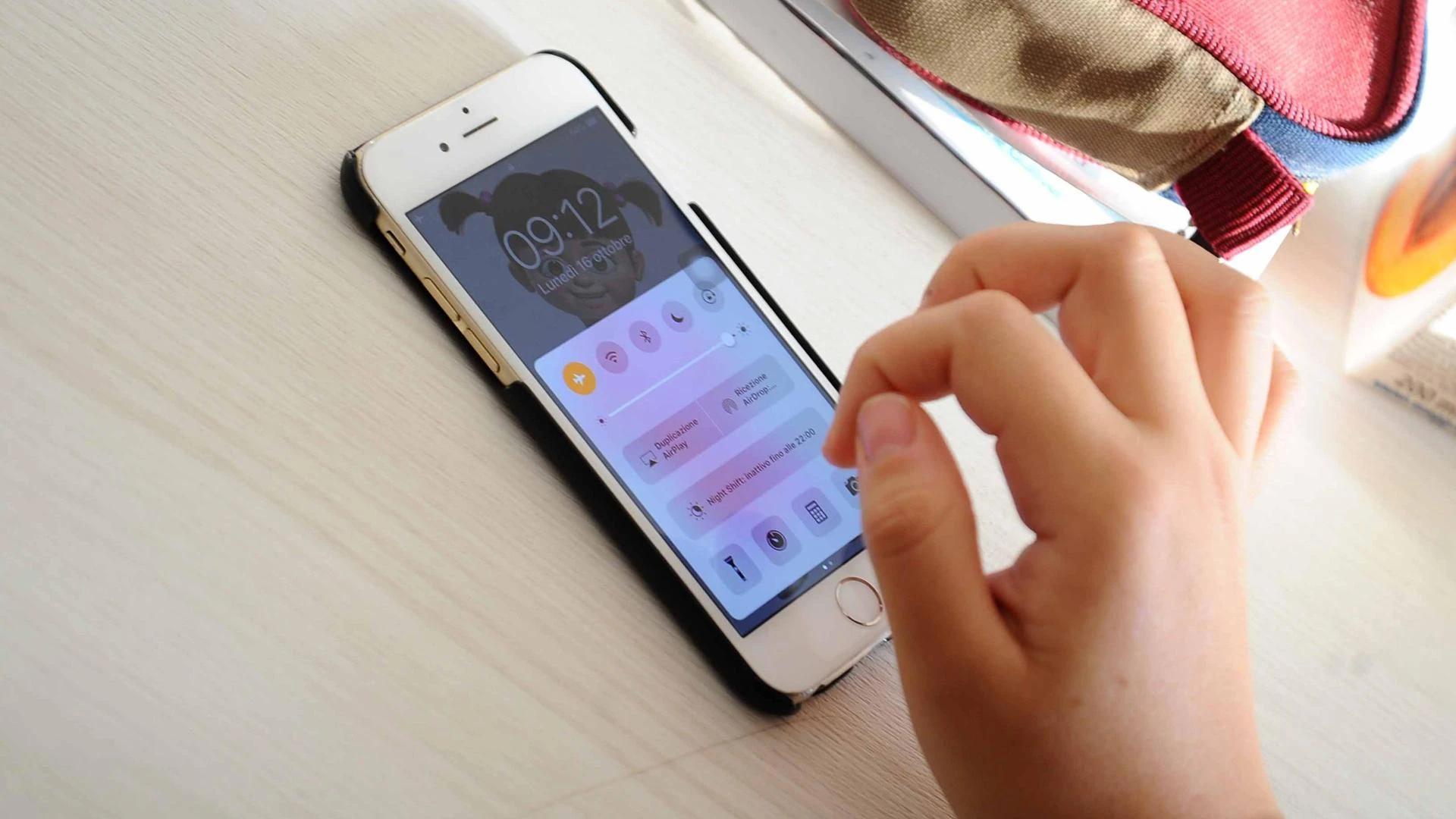 Scuola, Valditara estende la stretta: stop ai cellulari anche alle Superiori