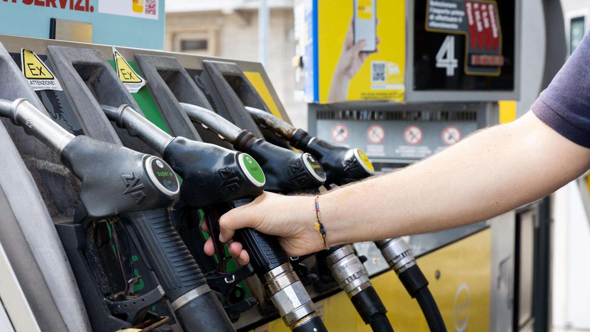 Aumenti in arrivo per gasolio e sigarette, per i carburanti riallineamento di 1-2 centesimi