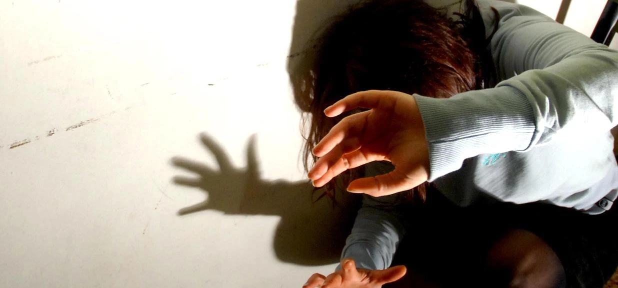 Drogata, abusata e filmata a 14 anni: lo scopre in un video pubblicato nella chat di classe