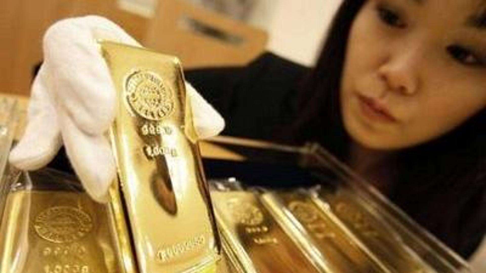 L’oro sfonda nuovi record, perché? Due spiegazioni: calo dei tassi d’interesse e paura di una recessione globale