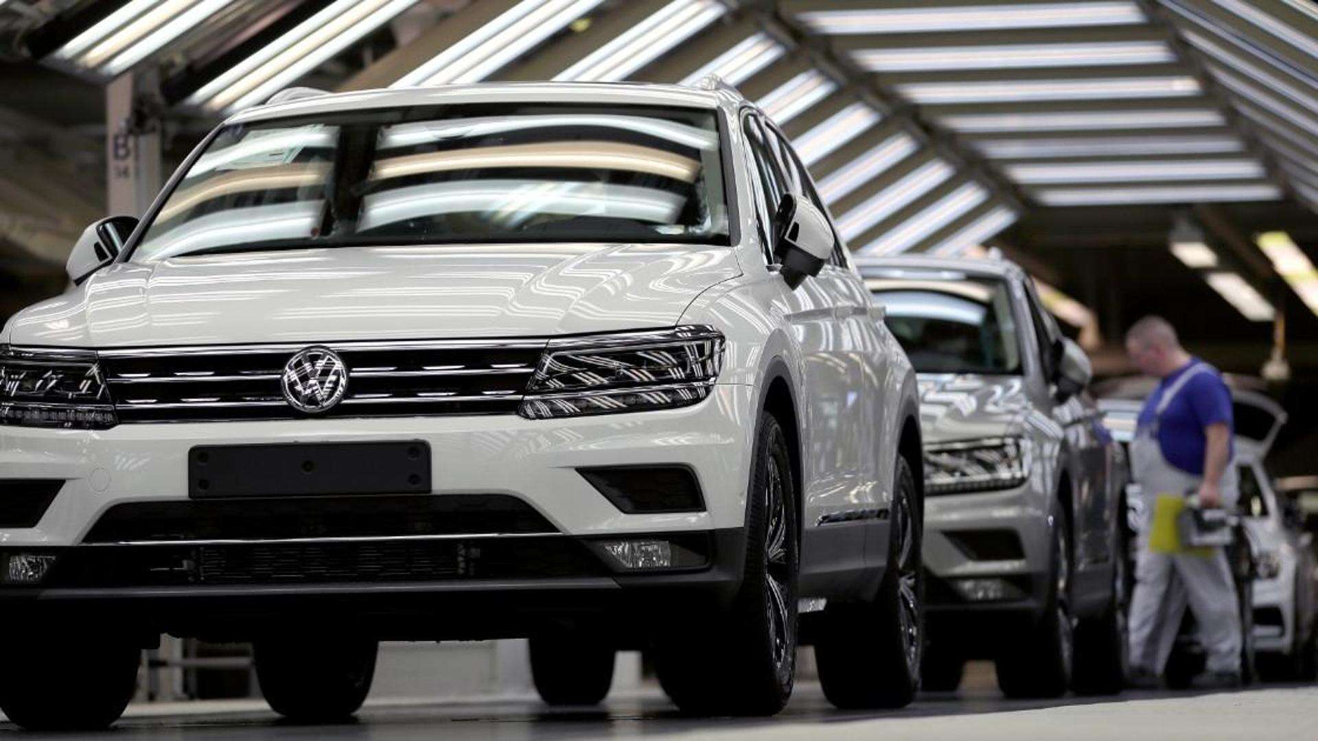 Volkswagen, crisi nera per l’auto elettrica: a rischio due impianti in Germania