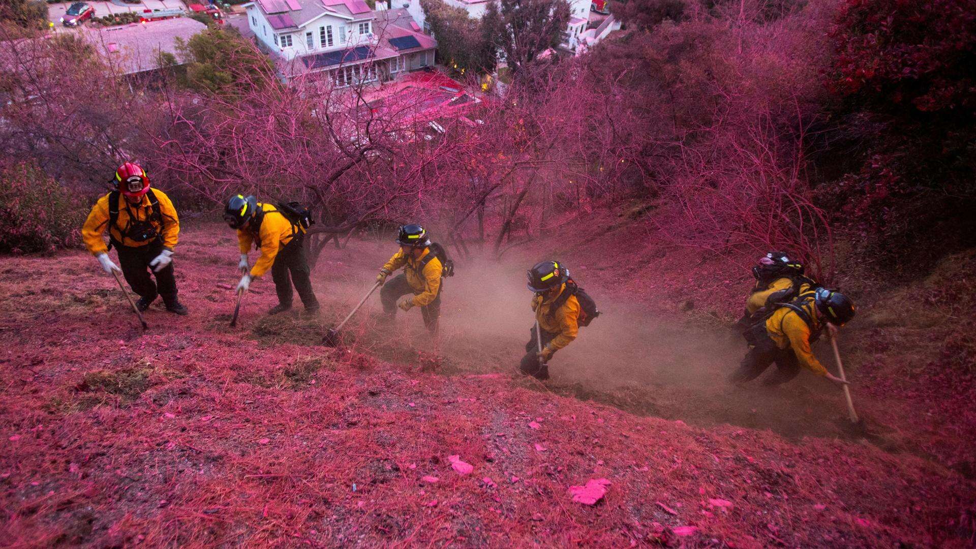 Los Angeles, ecco cos’è la schiuma rosa lanciata dagli aerei per spegnere gli incendi