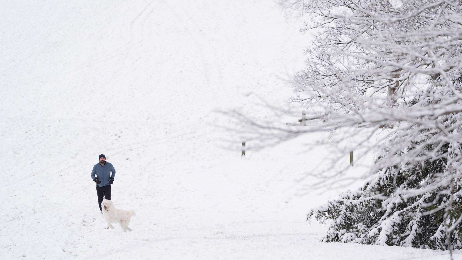 Allerta maltempo al Sud. In Campania neve, vento e gelo. Nel Salernitano straripano due fiumi, isolata Capri