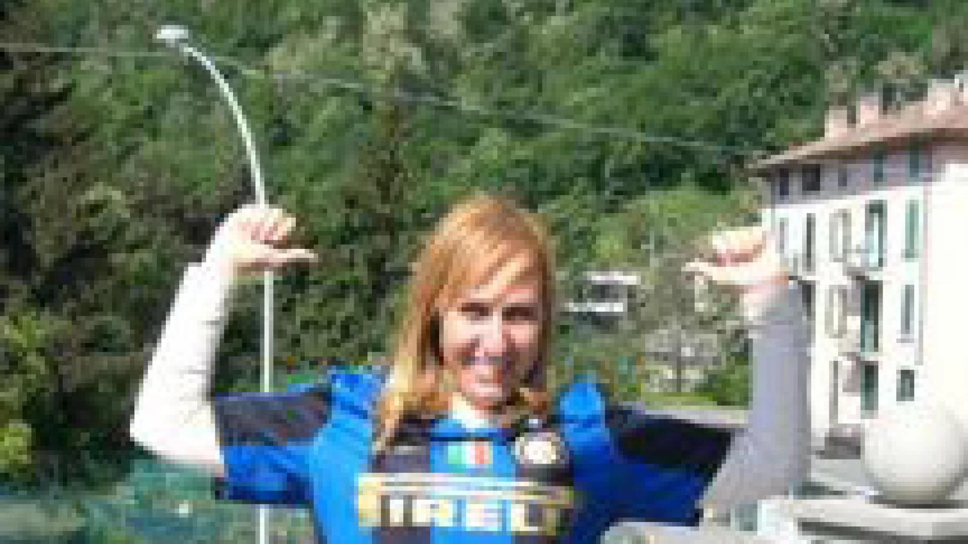 Elena uccisa in casa dal marito, che poi avvisa un amico e si toglie la vita