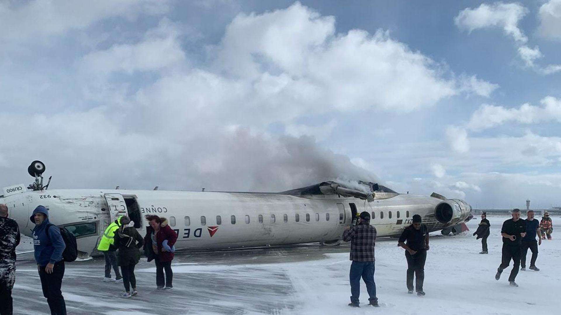 Incidente aereo a Toronto: il jet della Delta Airlines si capovolge nell’atterraggio