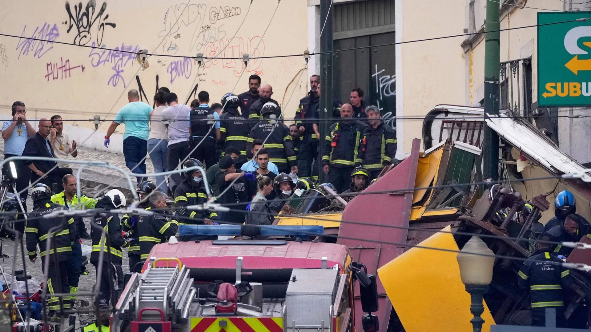 Lisbona, strage della funicolare: 17 morti. L’allarme dei dipendenti: “Serve più manutenzione”